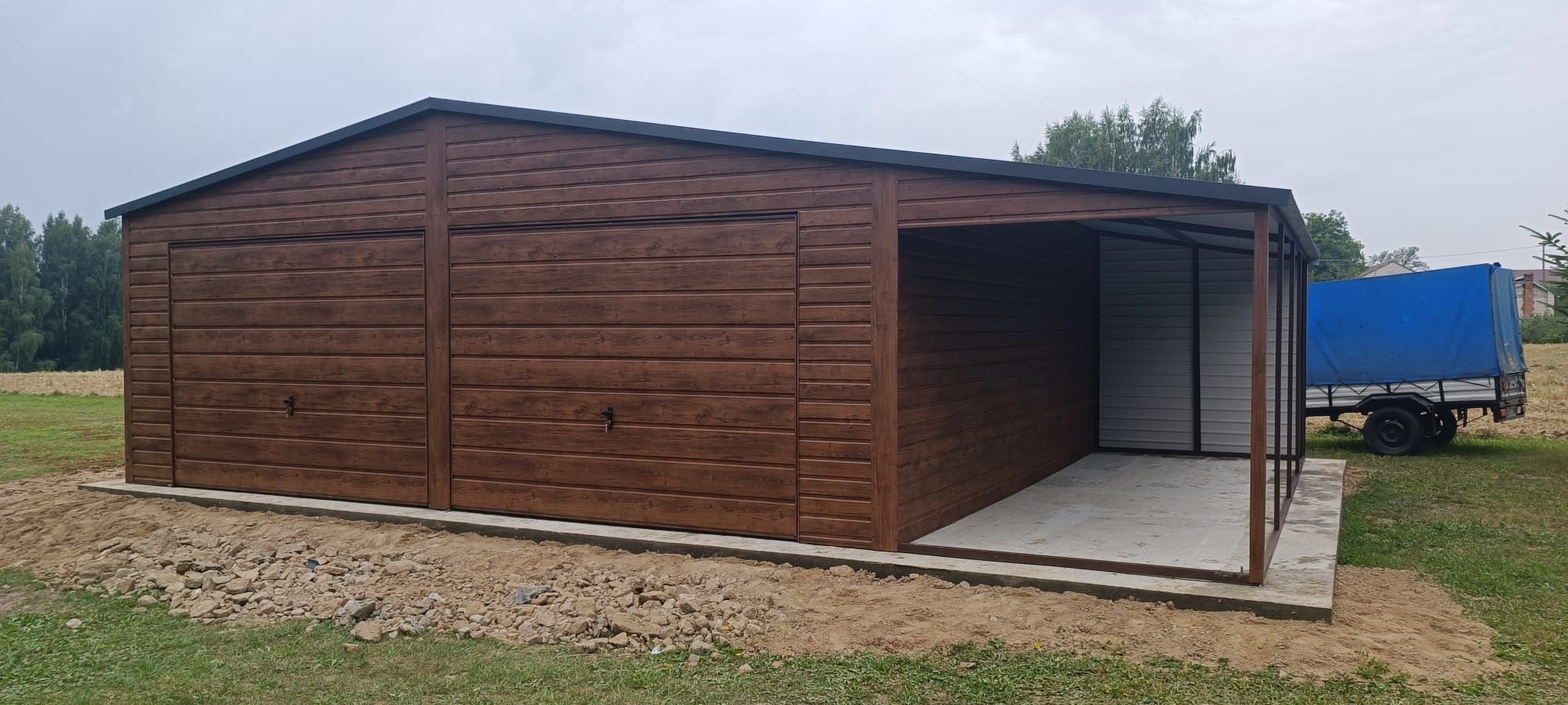 Garaż blaszany 12x6 orzech mat bramy grafit mat