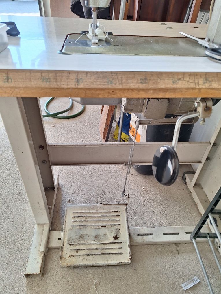 Vendo uma máquina Reta ótima pra conserto de roupas  vai com extras