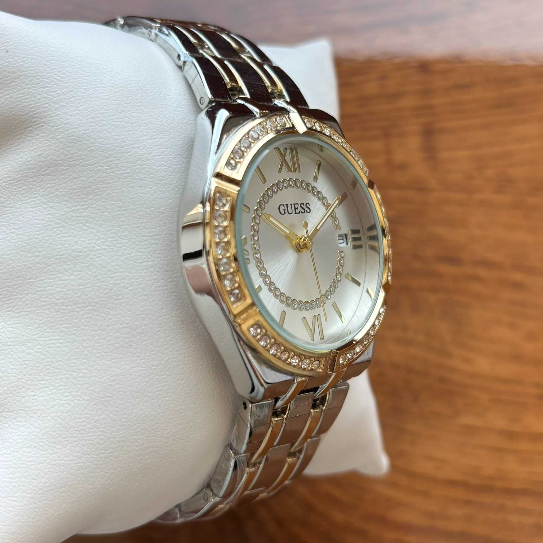 Жіночий годинник на браслеті Guess комбінованого кольору