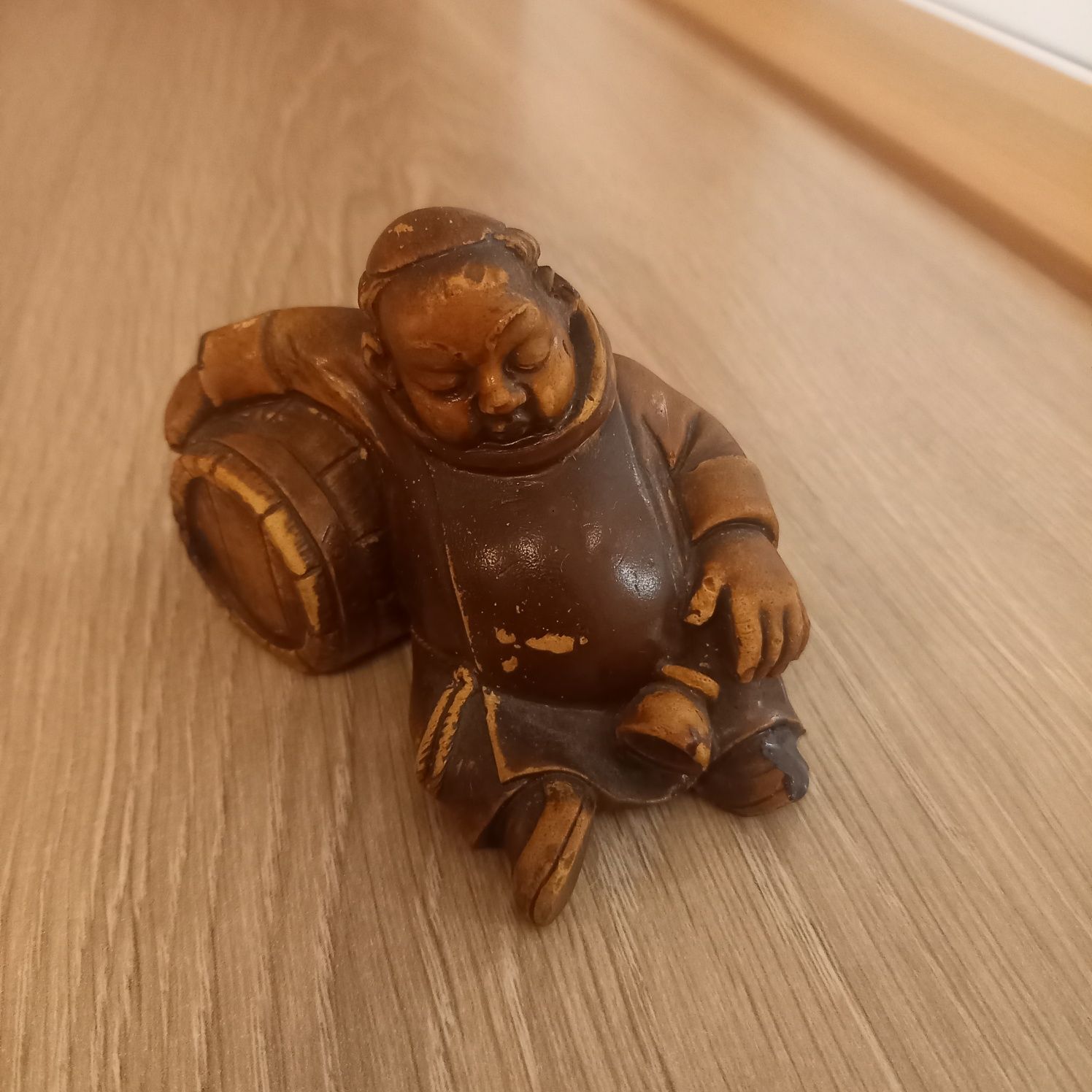 Figurka drewniana pijany mnich