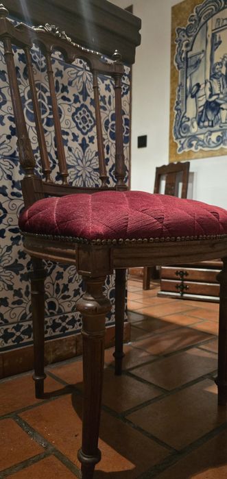 Cadeira antiga em madeira maciça, estofada – excelente estado