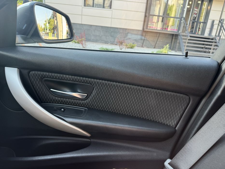 Салон BMW F30 з картами та підігрівом