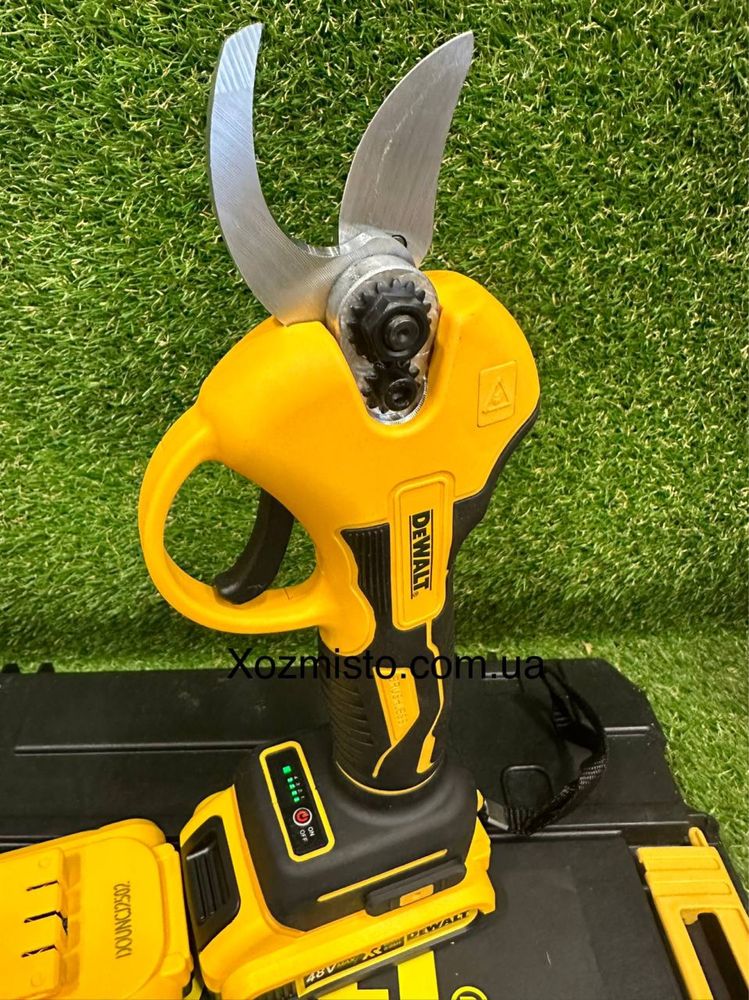 Акумуляторний секатор DeWalt DCMPP550P1 (48V, 6AH) ефективний інструм
