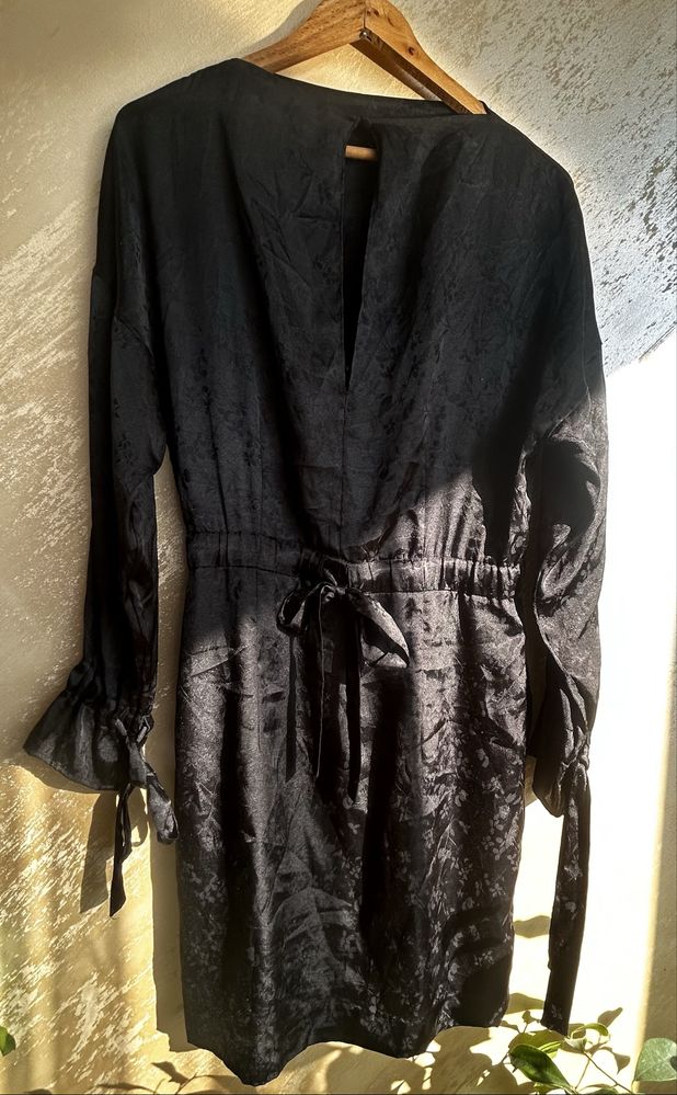 Czarna satynowa sukienka w delikarny wzor h&m m