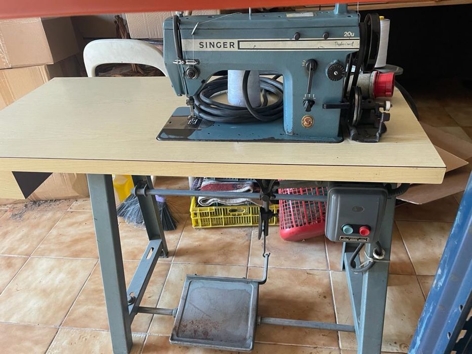 Máquina de costura marca Singer