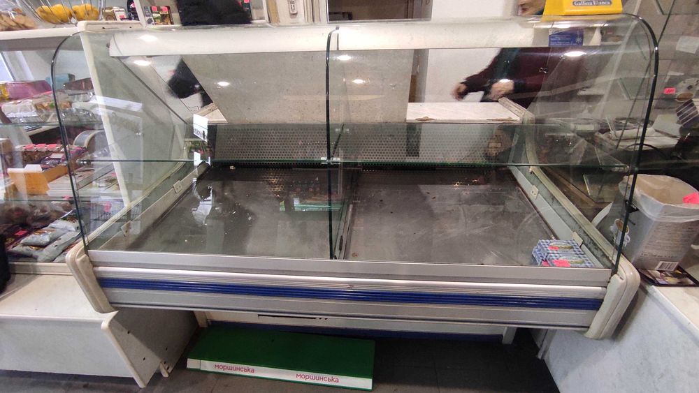 продам кондитерскую витрину