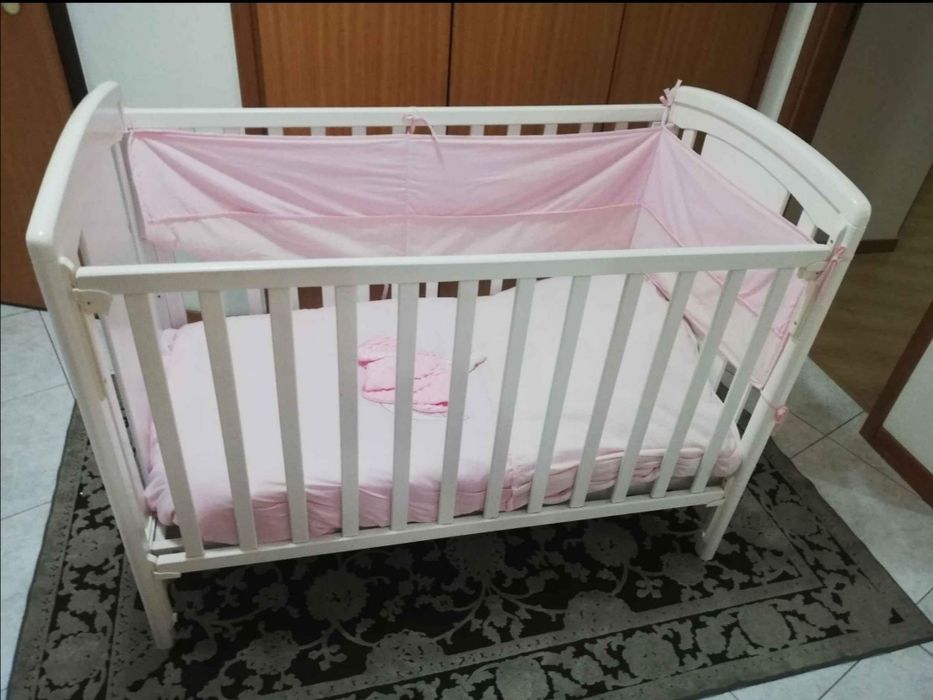 Cama de bebê lacado ( não é ika)+ colchão e estrado