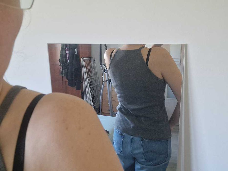 Szary bezrękawnik z prążkowanego materiału