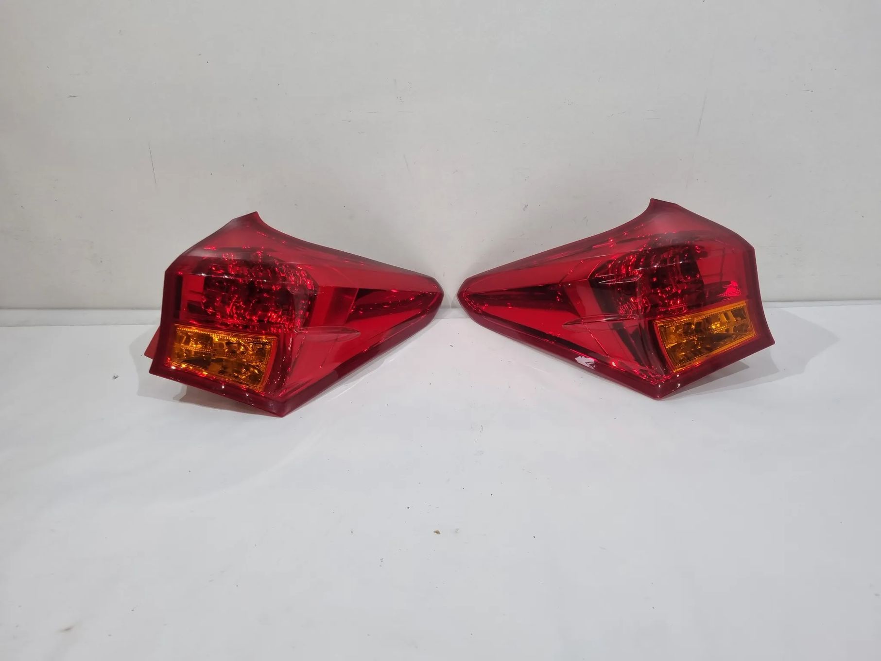 TOYOTA AURIS II KOMBI LAMPA TYŁ LEWA PRAWA EUROPA