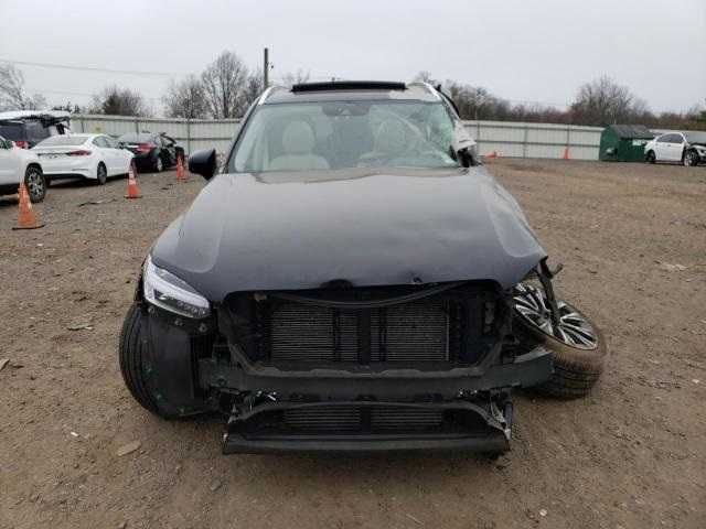Volvo XC90 T5, z 2021 roku, model USA.