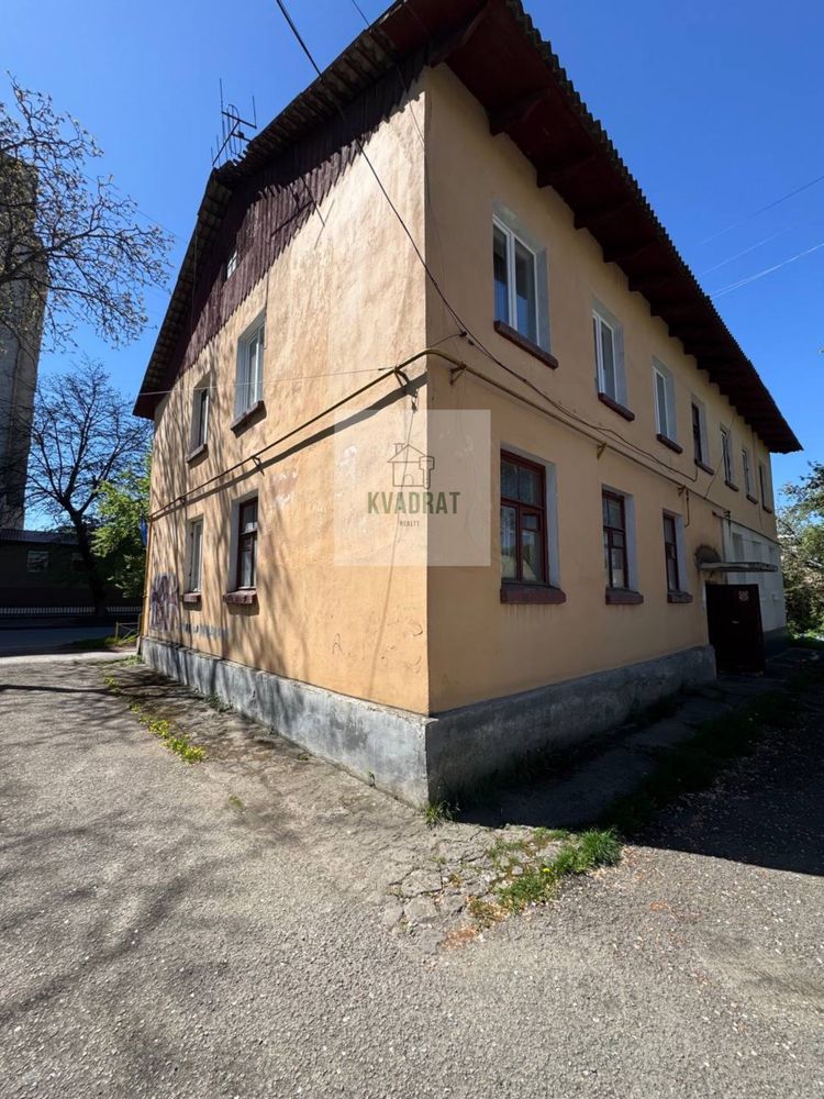 Продам 2-х кімнатну квартиру з гаражем в центрі міста