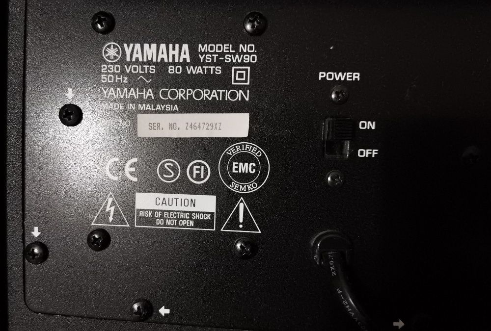 Aparelhagem A/V Yamaha, com 5 colunas e sub woofer.