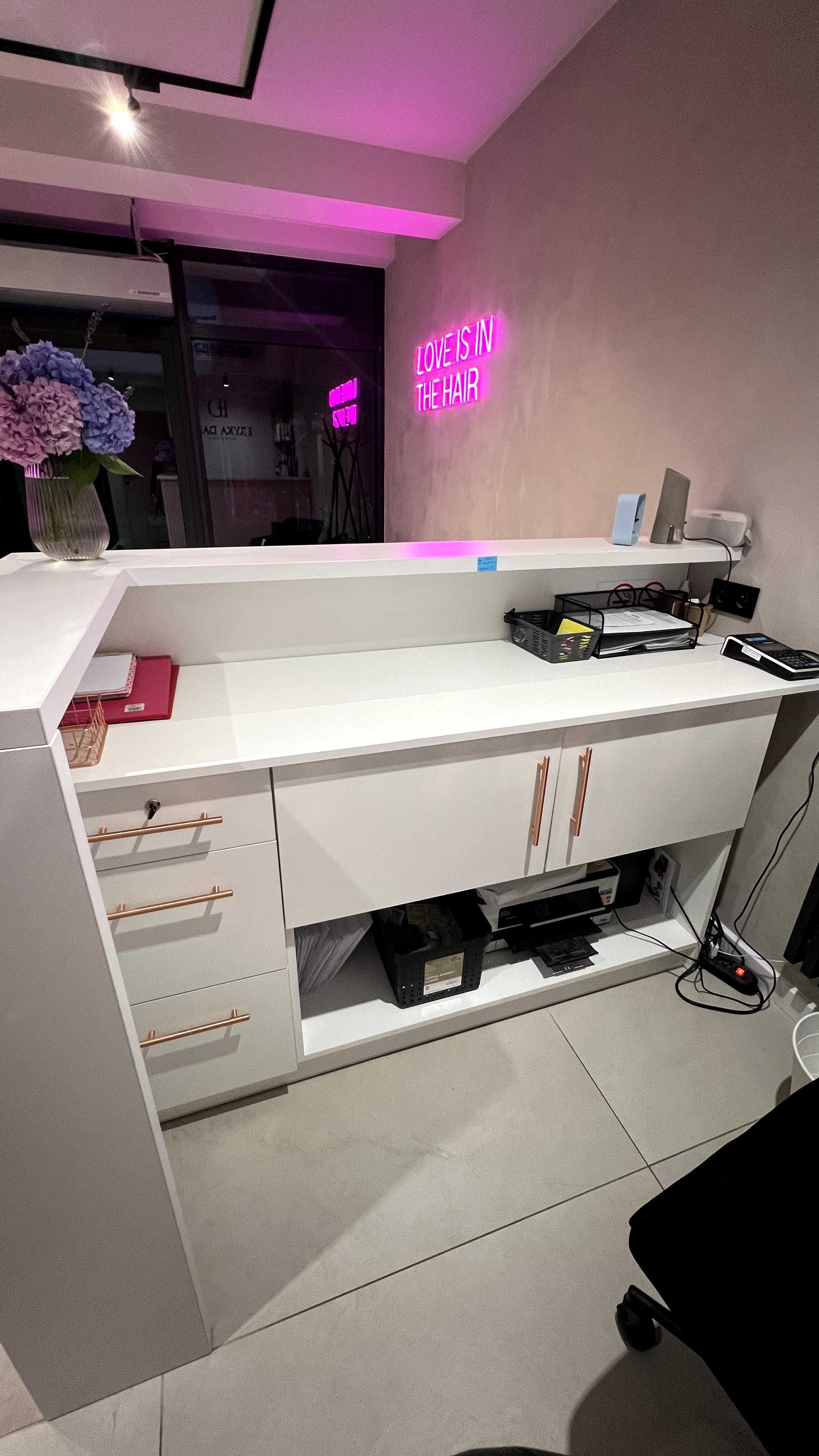 Lada Recepcja salonu fryzjerskiego kosmetycznego beauty