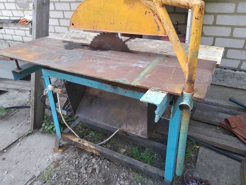 Продам циркулярную пилу в рабочем состоянии 380 двигатель 3-клв