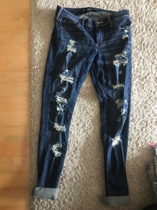 Spodnie z dziurami Hollister