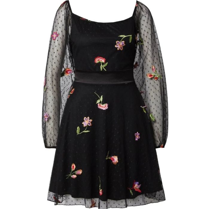 Красива сукня з вишитими квітами