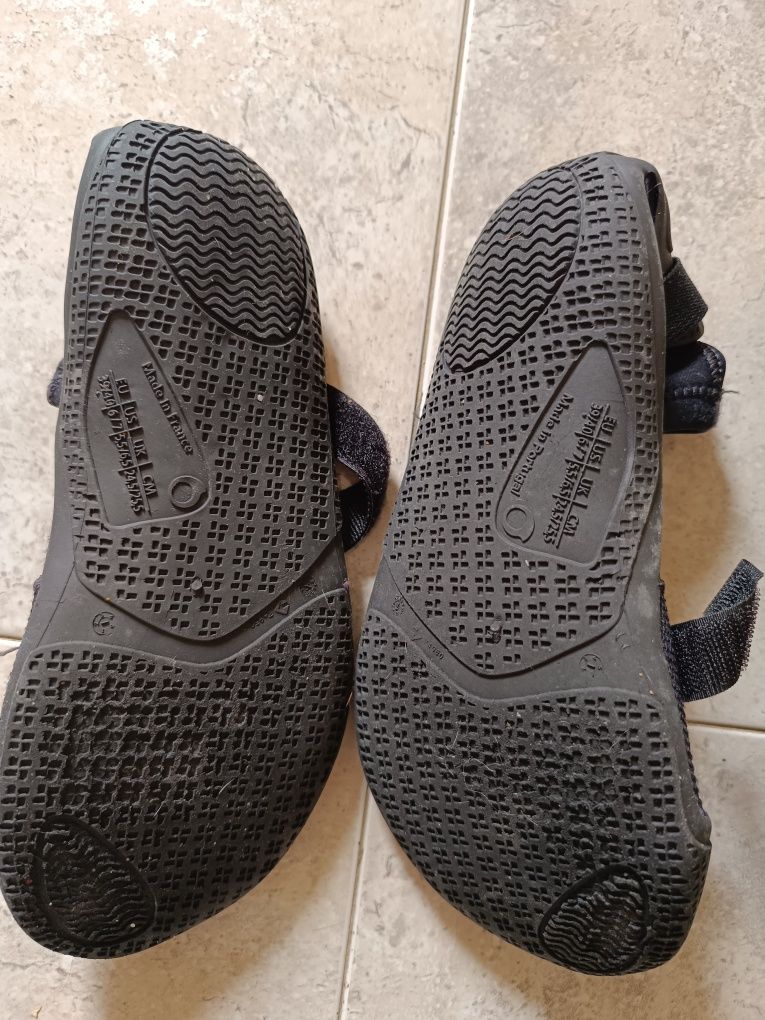 Lote dois pares sapatos de surf Tribord.