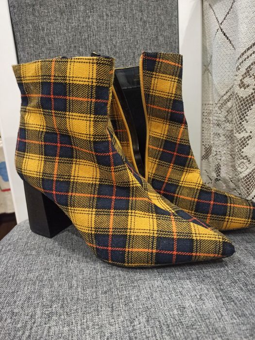 Текстильні чобітки в клітинку