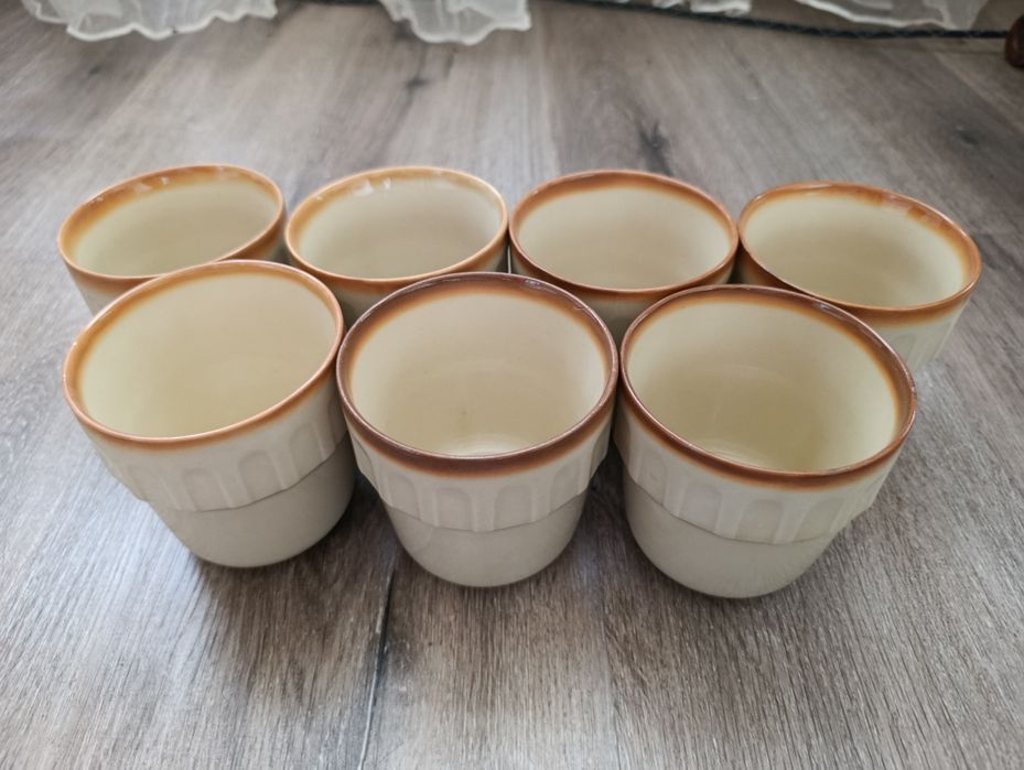 Kubki nieużywane z porcelitu Tuchowice 7 sztuk.  PRL