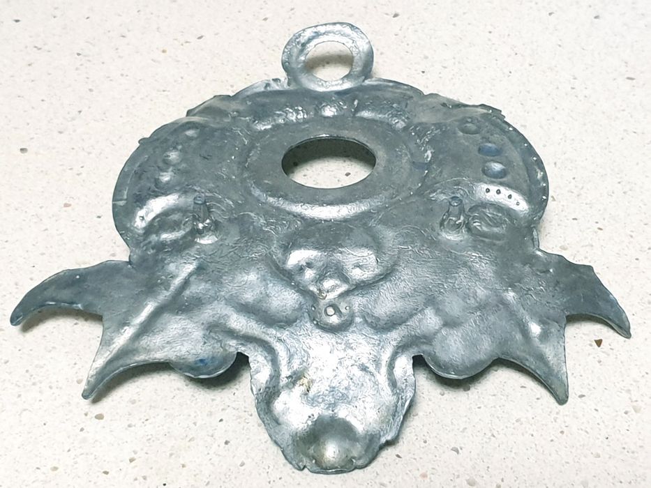 Raro antigo tinteiro em estanho com motivo de dragões