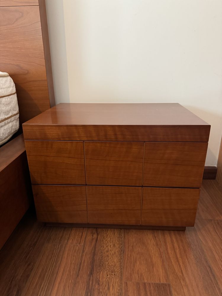 Cama de casal com colchão e mesa de cabeceira