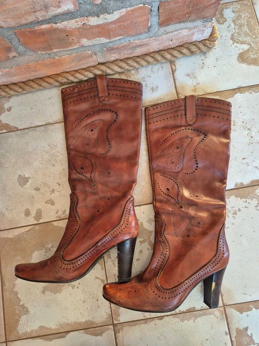 Kozaki z pięknej skóry.