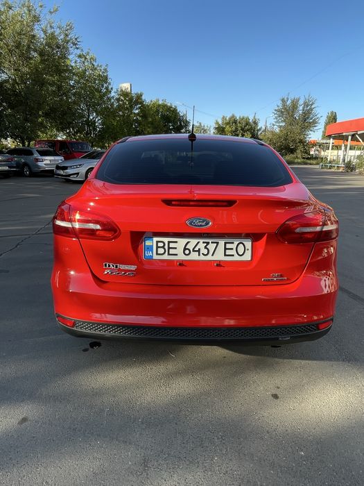 Машина Ford Focus 2015 года