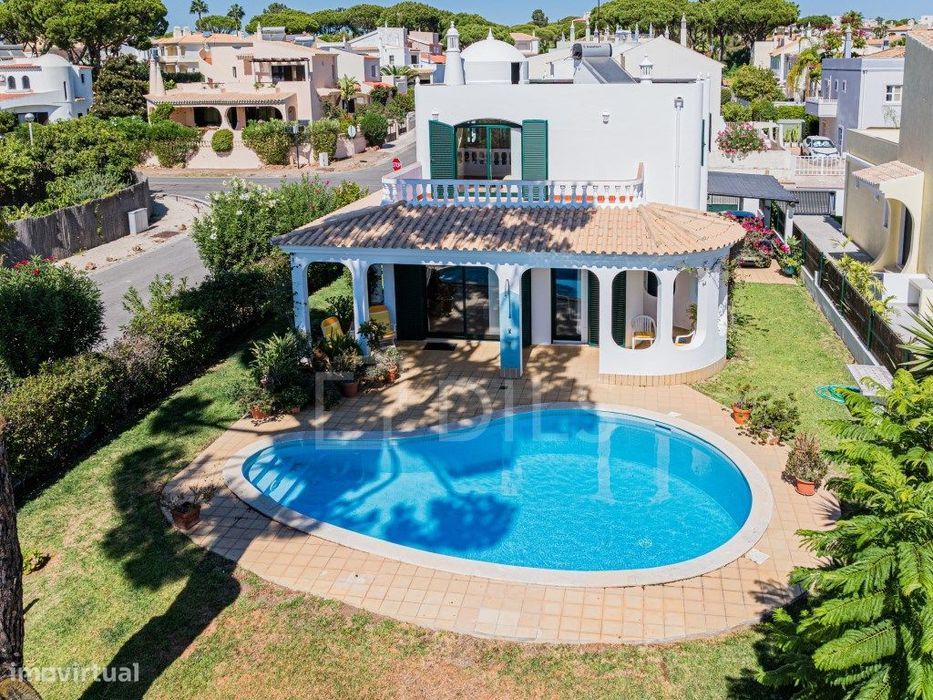 Moradia T4 com jardim e piscina, em Vilamoura, Algarve