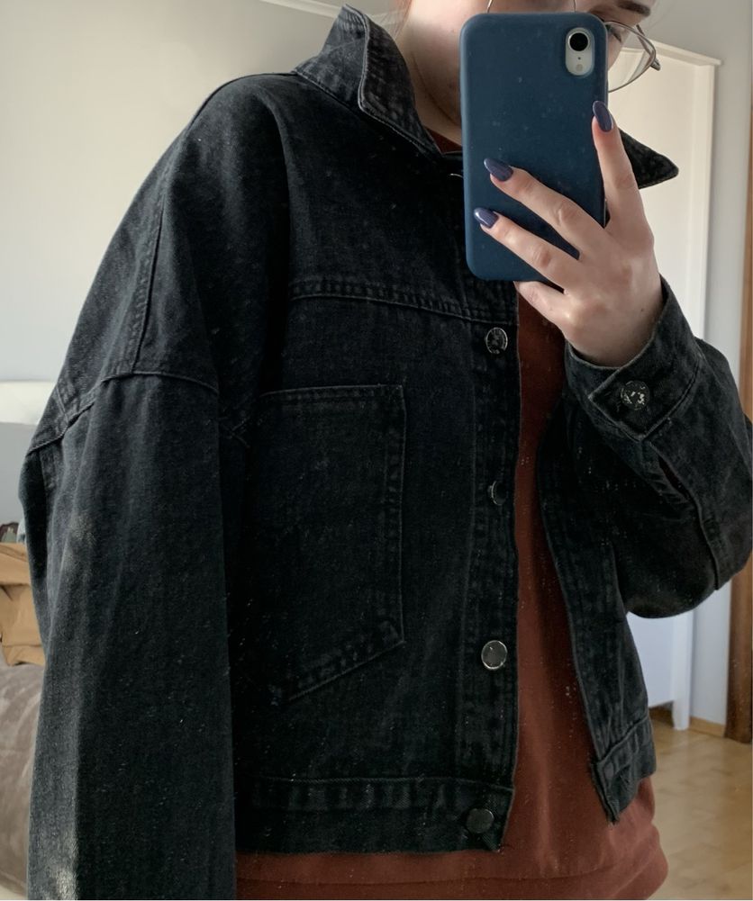 Чорна джинсова курточка