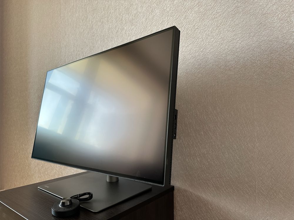 Продаю професійний монітор BenQ PD3220U, придбаний новим у 2023 році
