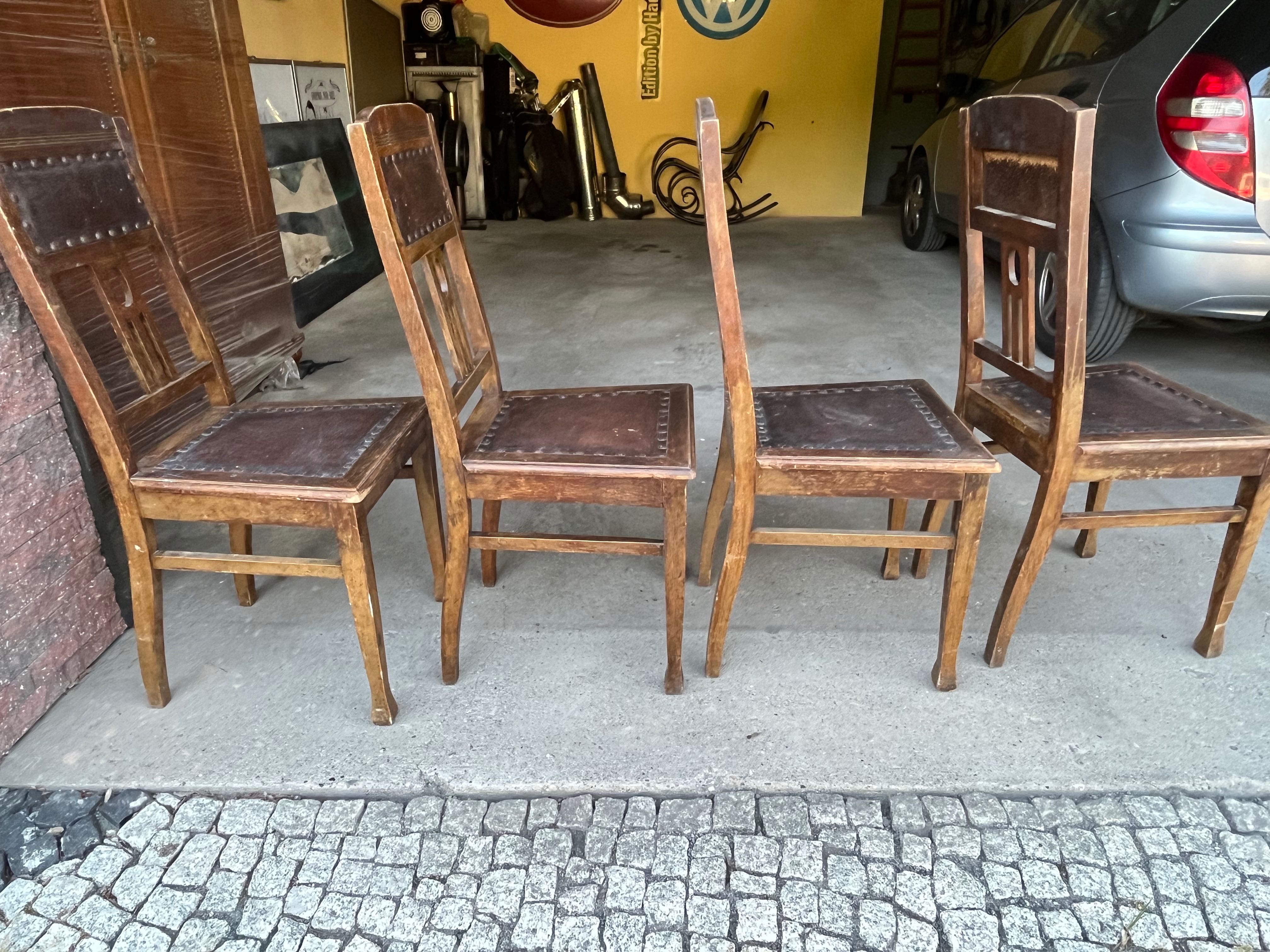 Drewniane krzesła z czasów międzywojennych