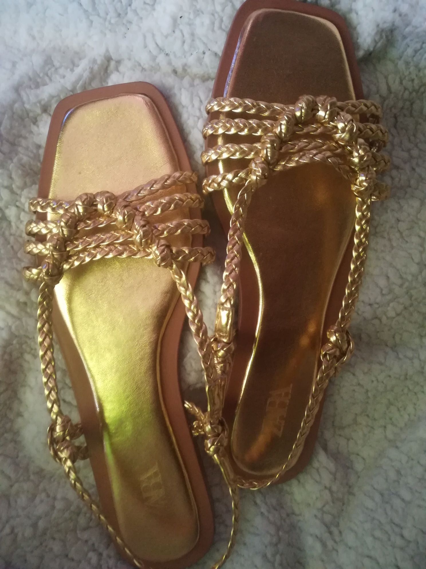 Sandálias em dourado da Zara