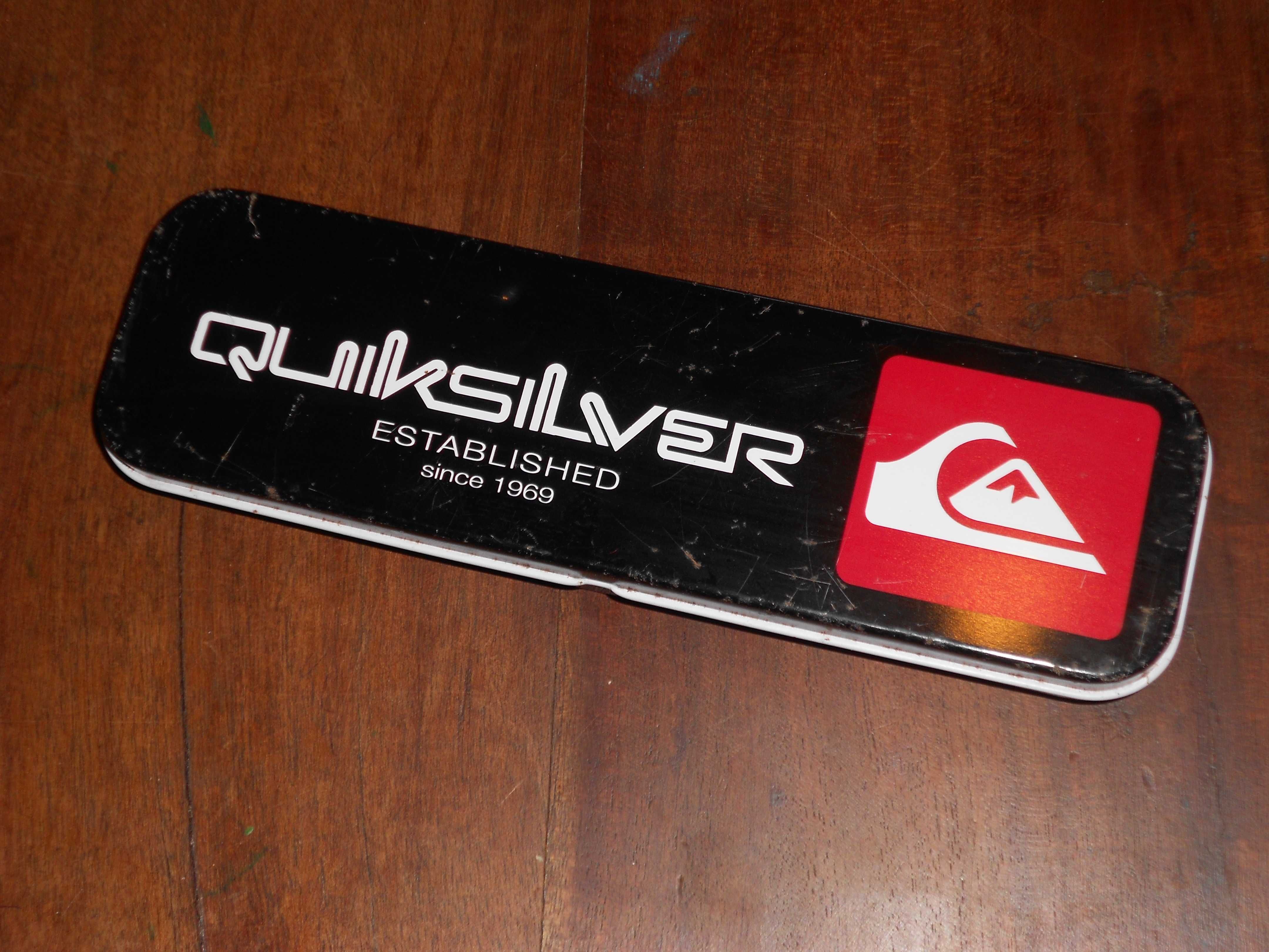 Estojo Quicksilver e placa decorativa Rip Curl