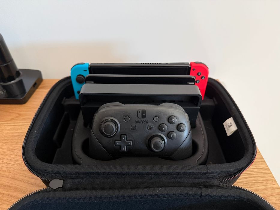 Nintendo Switch OLED + Travel Case – Como Novo