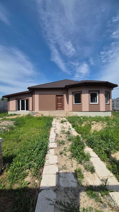 Будинок на огороженій ділянці 8 соток, штукатурка, якісні комунікації