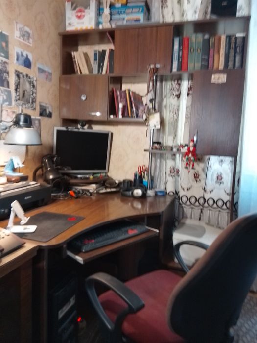 Компьютерный стол с секцией с полками для книг. Цена 3000 гривень, воз