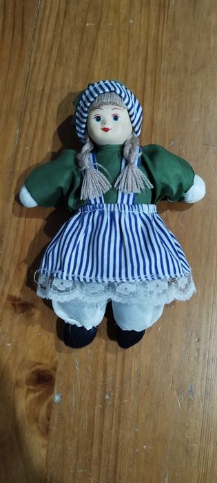 Mała lalka kolekcjonerska