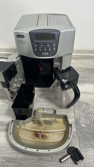 Кавомашина DeLonghi Magnifica з капучінатором