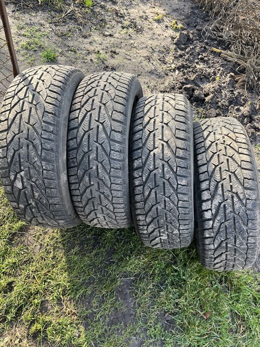 Зимові шини 205/55/R16 продається комплектом
