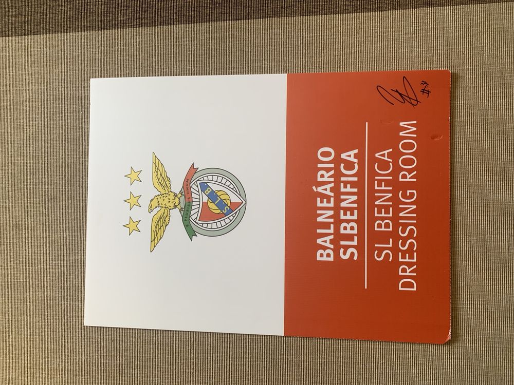 Placar do balneário oficial do Sport Lisboa e Benfica, autografado