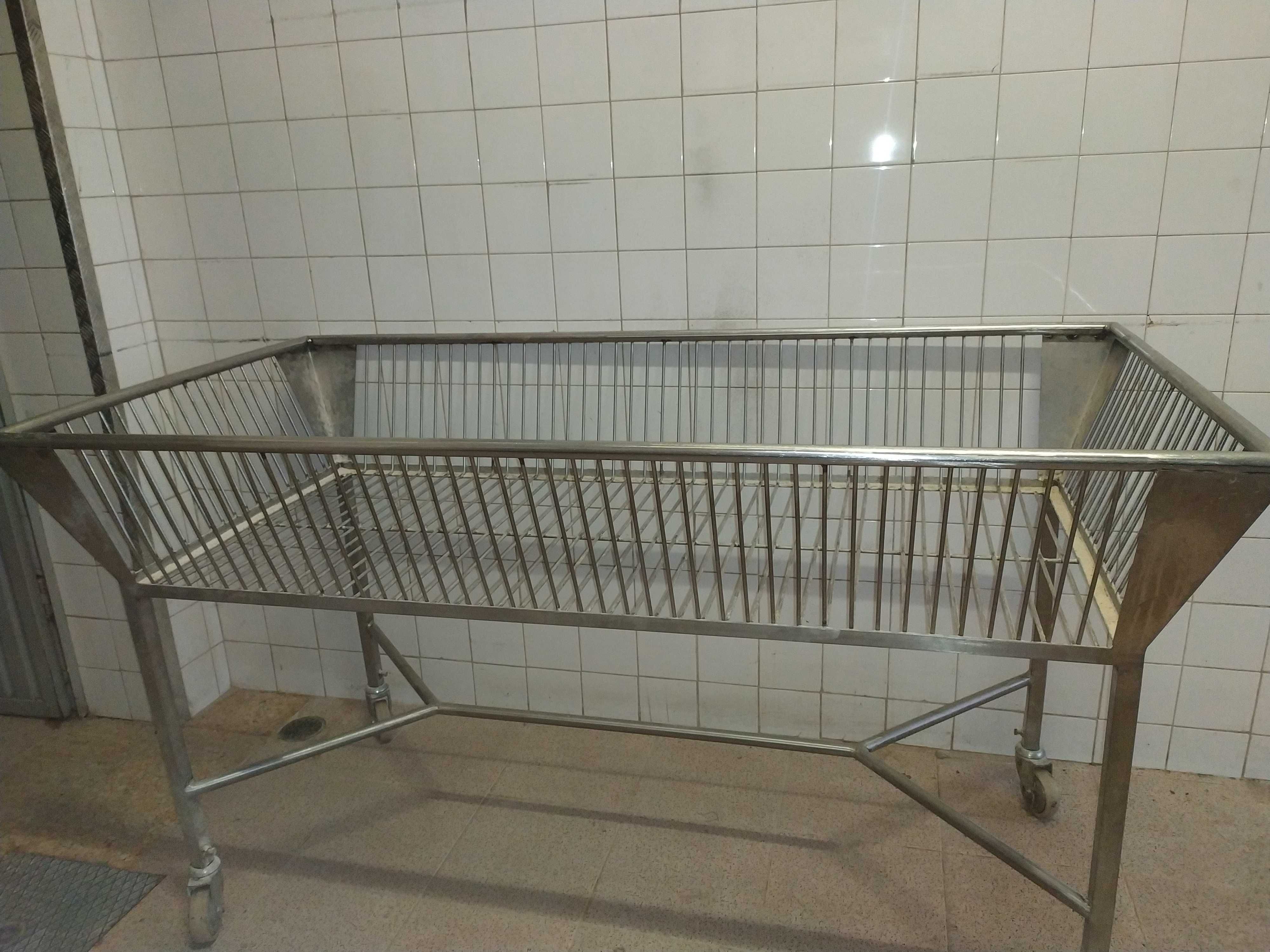 Carro com rodas em inox p/ panificação (1.8m x 0.9m x 1.0m)