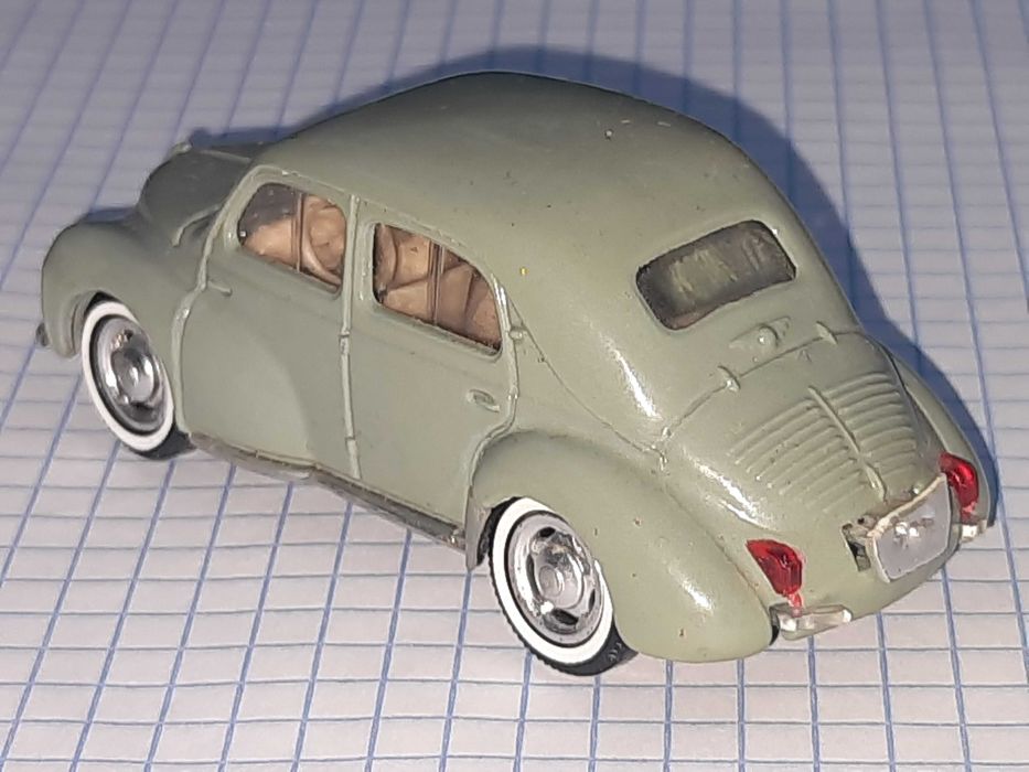 Модель автомобиля Рено масштаб 1:43. Сделано во Франции