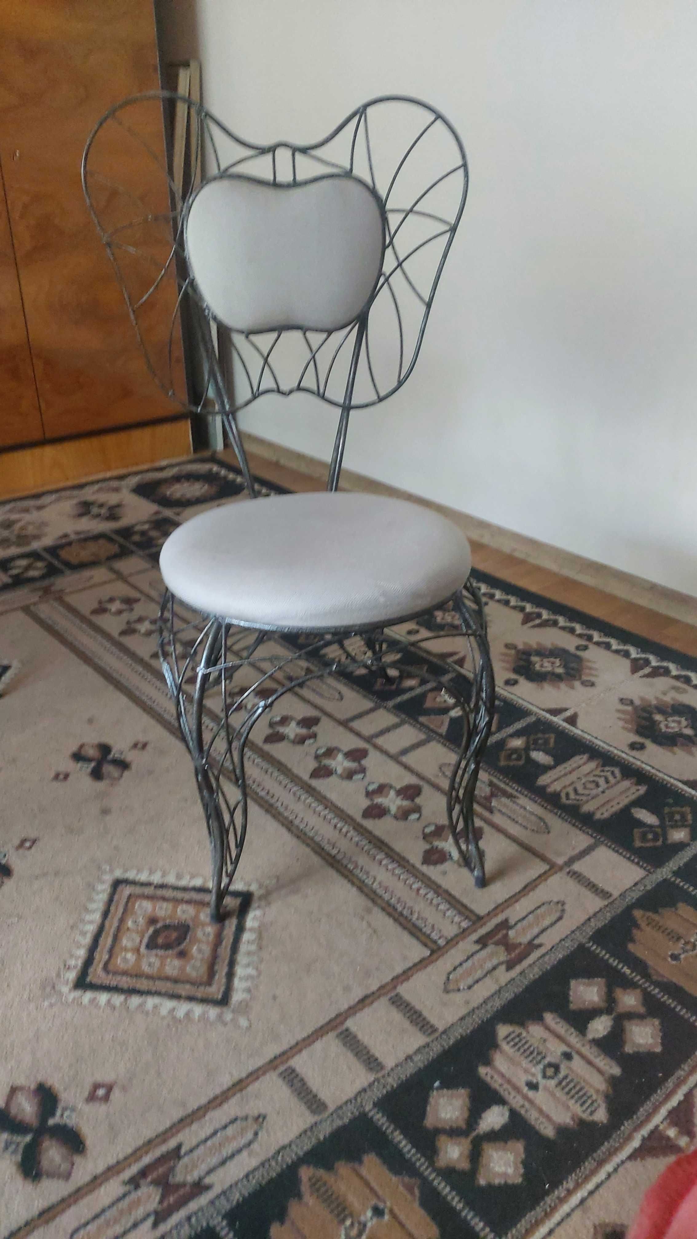 szklany stół z metalowymi nogami i krzesła