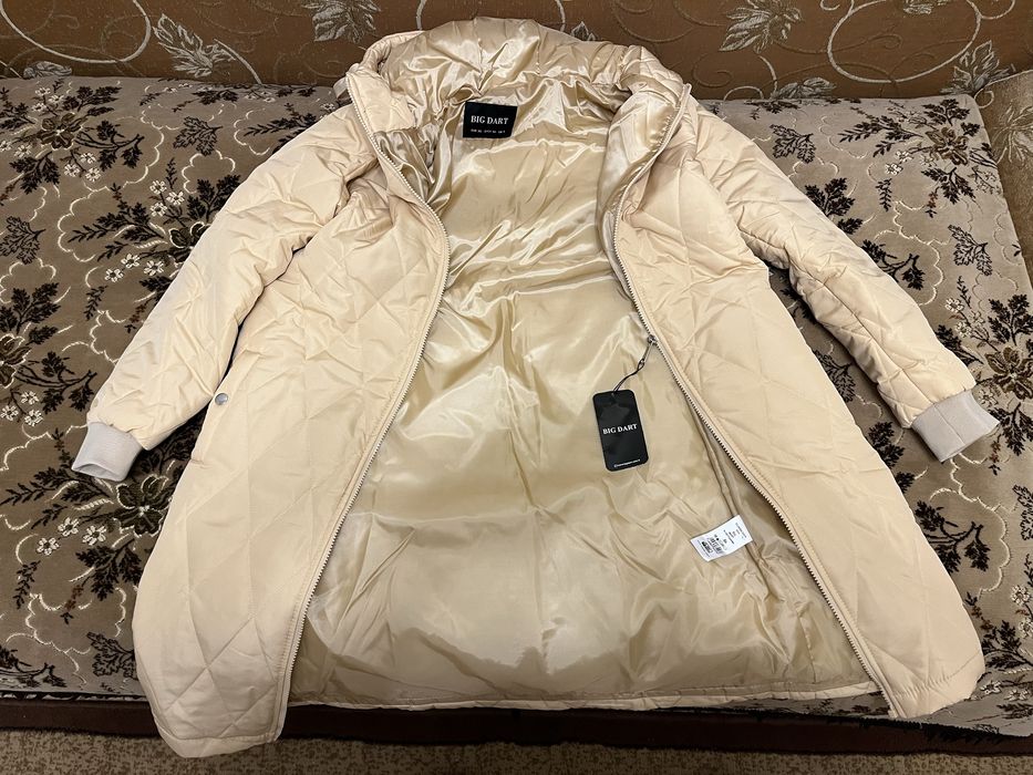 Жіноча осіння зимова куртка приємного кольору