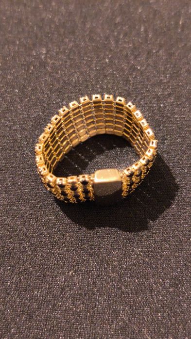 Złoty pierścionek z gładką blaszką i czarną cyrkonią