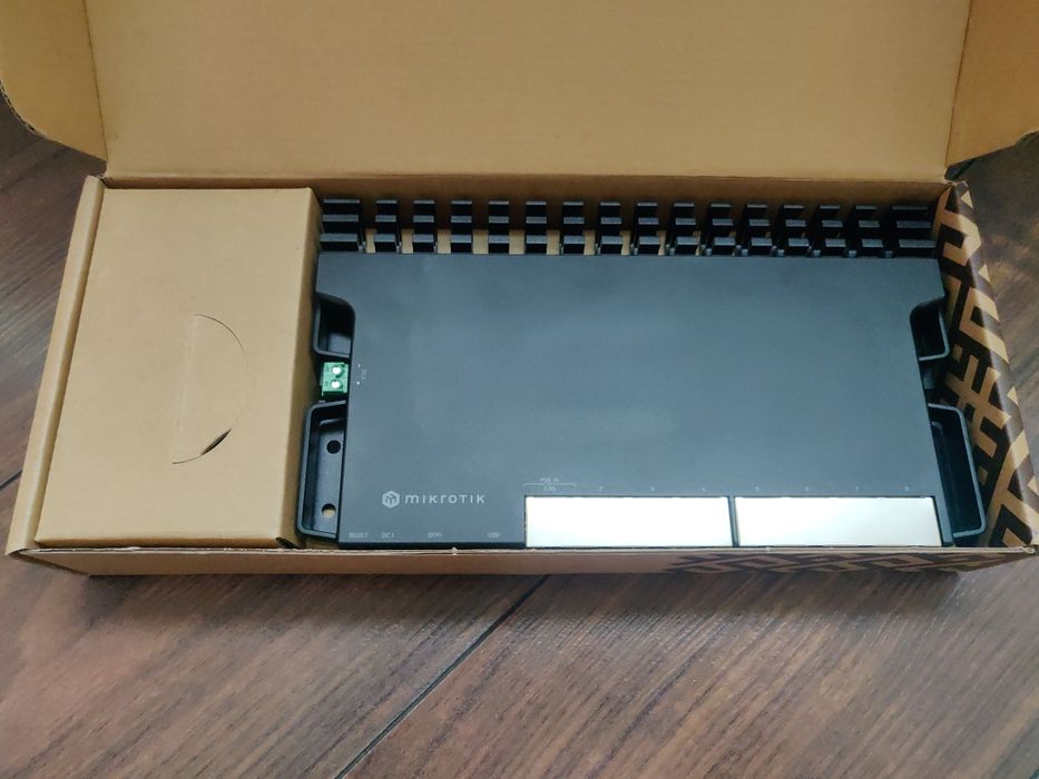 MikroTik RB5009UG+S+IN роутер (вживаний)