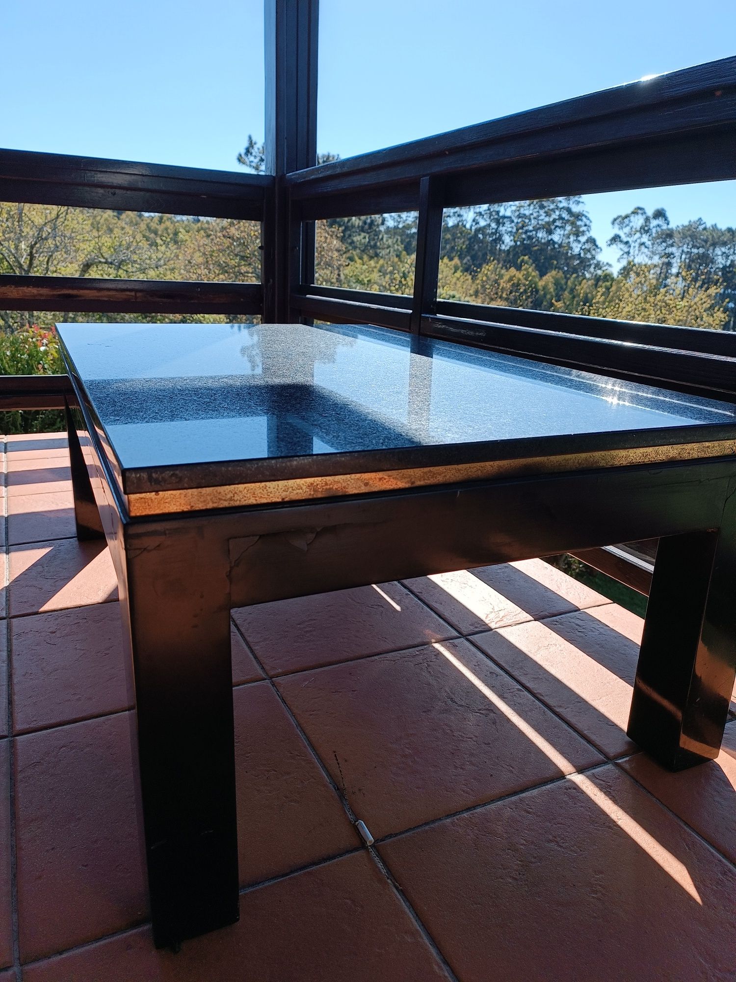 Mesa Preta com Tampo de Mármore