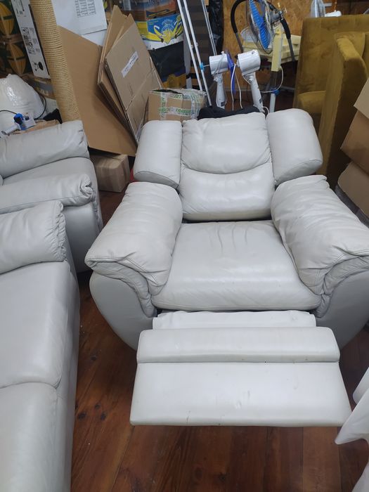 Кожаный диван и два кресла.Одно кресло реклайновское.