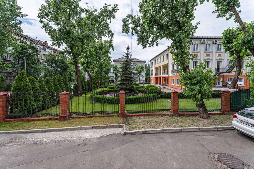 Продам 3к квартиру ст. метро Дарниця вул. Краківська 5. 1-ий поверх