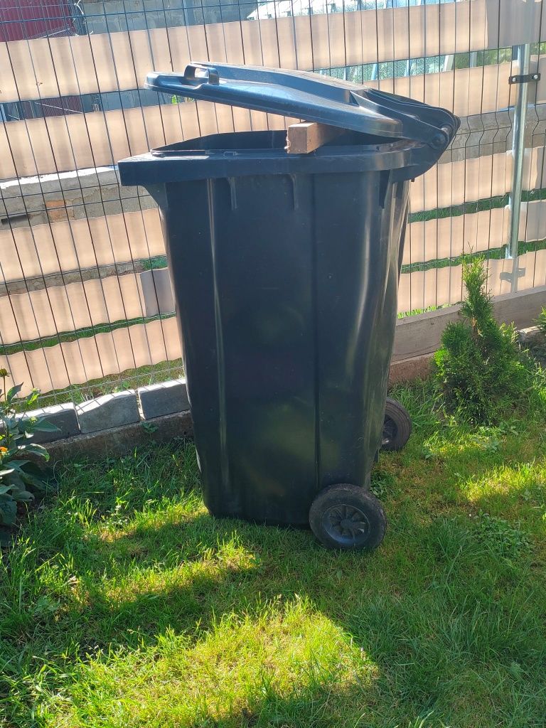 Śmietnik, kosz na śmieci, kubeł, pojemnik na kółkach 240 litrów Puck
